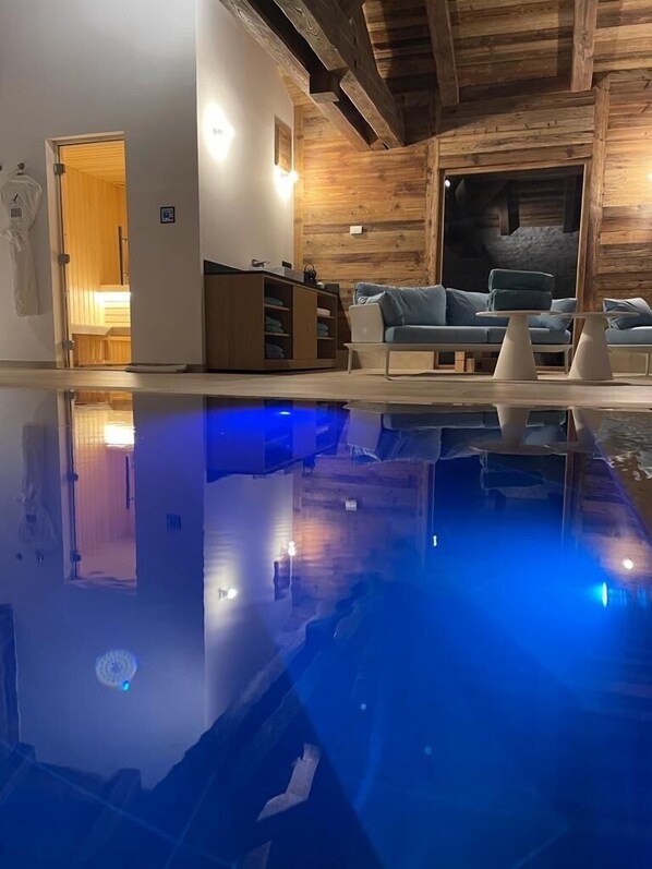 La piscine intérieure chauffée toute l'année