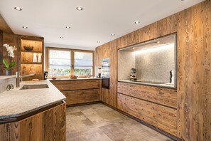 La cuisine équipée à l'atmosphère chaleureuse. 