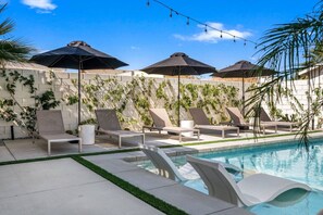 6 chaise lounge chairs