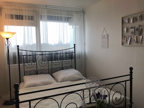 Schlafzimmer mit Doppelbett