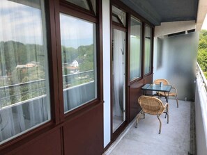 Schöner Balkon mit seitlichem Seeblick