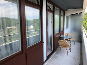Schöner Balkon mit seitlichem Seeblick