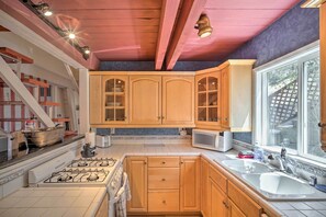 Kitchen | Pet Friendly w/ Fee | Dog Run