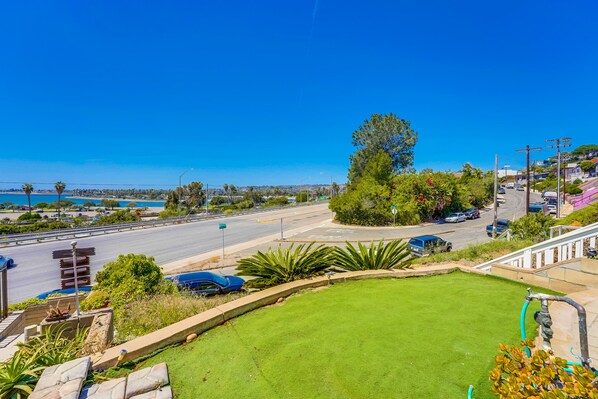 Family home NOW PET-FRIENDLY! (Yard is not enclosed) Mission Bay view from the home's front yard