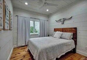 Downstairs bedroom- Queen bed 