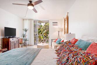 Remodeled & private studio with WiFi, balcony, & shared pool/hot tub/gas grills
