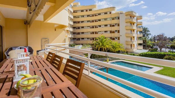 What better way to relax than in this sunny balcony with a view of the outdoor pool #algarve #airbnb #terrace #sunny