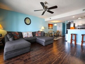 Flooring, Hardwood, Ceiling Fan, Floor, Indoors