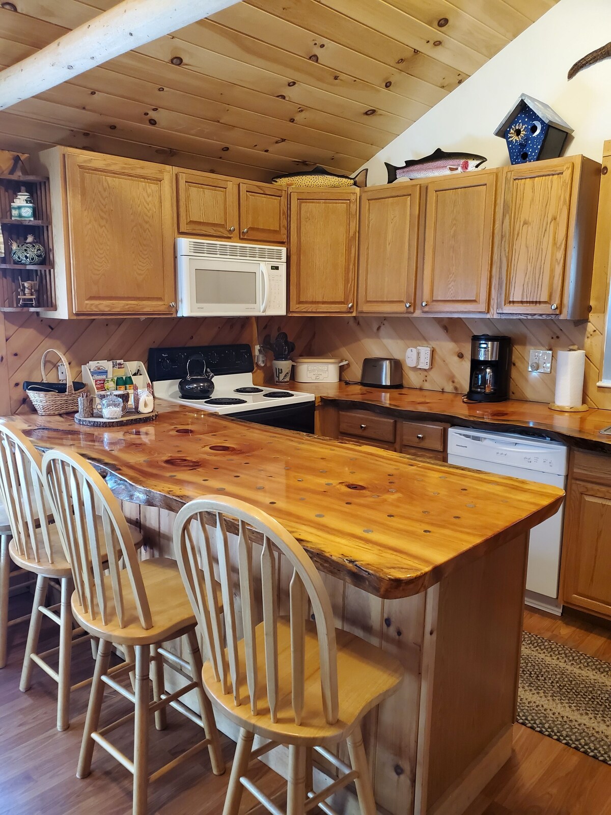 Cute, cozy cottage near lakes, rock climbing, restaurants, trails and fishing.
