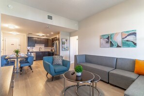 Beautifully Modern Condo Located in Vista Cay Resort - Close to Everything!