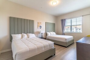 Double Queen Bedroom w/Desk &amp; Seating Area and Flat Screen TV