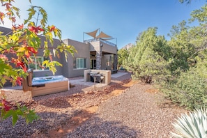 Featuring Hot Tub, Griddle with two side burners, rear patio enjoy fire fire feature s and dining seating, Rooftop Deck has seating, Dining Seating, fire features and 360 degree views of gorgeous red rock formations. Thunder Mountain, Coffee Pot Rock, Ste