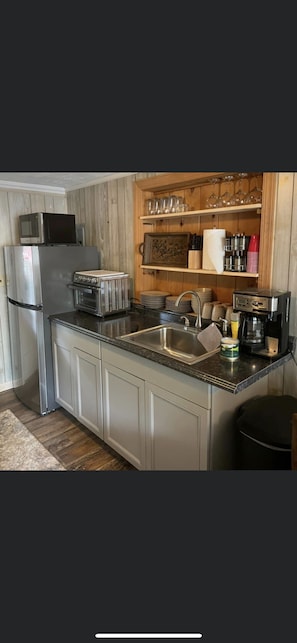 Full fridge, air fryer, microwave and coffee maker. Oven in outdoor kitchen.