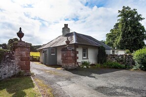 Crailing West Lodge - the charming gate lodge