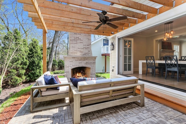 Relaxing fireplace to listen to music and roast s'mores. Speakers throughout.
