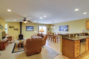 Living Room | Gas Fireplace | Free WiFi