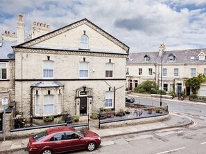 4-bedrooms, all ensuite, close to city centre