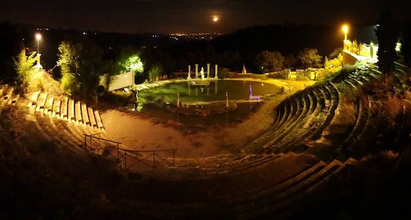 Il teatro acquatico rivolto a est verso Venezia. Utilizzato sporadicamente.