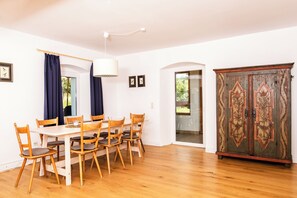 Wohnzimmer mit großem Esstisch