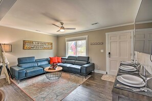 Living Room | Free WiFi | Smart TV