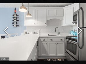 Kitchen/ fully stocked. Dish soap, soap, spices, & all needed essentials++++