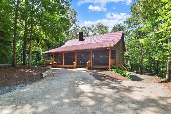 Welcome to Narrow Road Cabin! Your Mountain Retreat! 