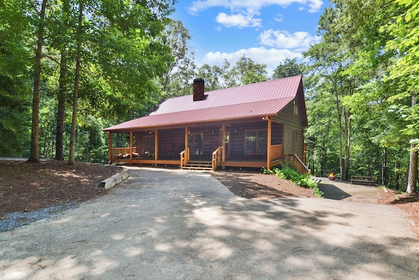 Welcome to Narrow Road Cabin! Your Mountain Retreat! 