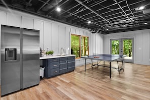 Basement Game room complete with full fridge & Sink, ping pong and board games! 