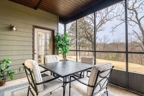 Spacious screened in patio perfect for enjoying your morning coffee/