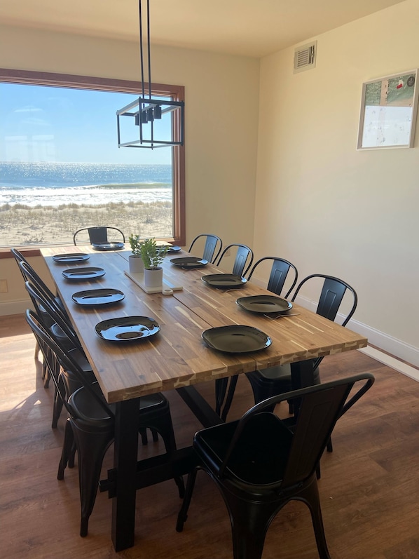 Dining room for 10 guests