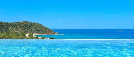 piscine à débordement villa luxe pinarello