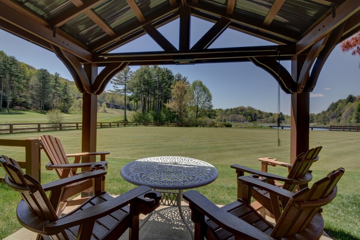 Fox on the Green – renovated condo with fireplace, fire pit, ground level