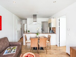 Meubles, Propriété, Table, Cabinetry, Bois, Design Intérieur, Canapé, Salon, Plante