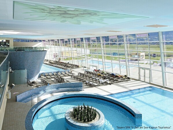 L'Eau, Bleu Azur, Piscine, Ciel, Bâtiment, Ombre, Design Urbain, Condominium, Loisir, Plante