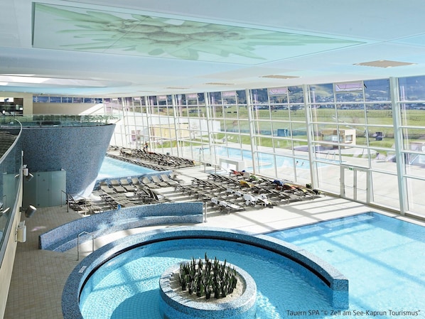 L'Eau, Bleu Azur, Piscine, Ciel, BĂątiment, Ombre, Design Urbain, Condominium, Loisir, Plante