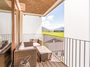 Ciel, Chaise, Bois, Ombre, Design Intérieur, Nuage, Mobilier De Jardin, Sol, Porche, Clôture