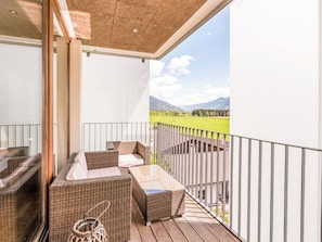 Ciel, Chaise, Bois, Ombre, Design Intérieur, Nuage, Mobilier De Jardin, Sol, Porche, ClÎture
