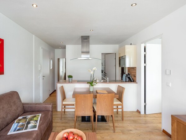 Möbel, Eigentum, Tabelle, Pflanze, Cabinetry, Holz, Interior Design, Couch, Komfort, Zimmerpflanze