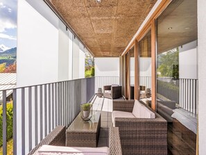 Pflanze, Möbel, Gebäude, Couch, Holz, Schatten, Interior Design, Stuhl, Veranda, Fussboden