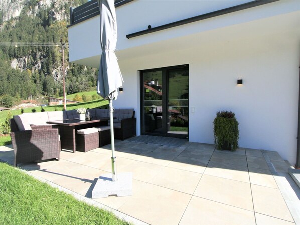 Plant, Property, Land Lot, Shade, Building, Urban Design, Table, Tree, Residential Area, Facade