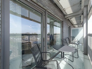 Gebäude, Eigentum, Möbel, Fenster, Tabelle, Stuhl, Schatten, Haus, Interior Design, Holz