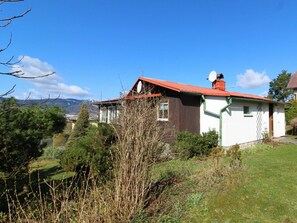 Himmel, Pflanze, Gebäude, Eigentum, Fenster, Baum, Steigung, Grundstueck, Haus, Urban Design