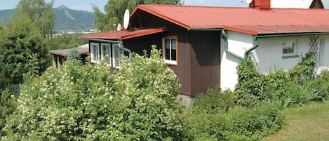 Plante, Ciel, Communauté Des Plantes, Bâtiment, Fenêtre, Arbre, Nuage, Maison, Lot Terre, Végétation