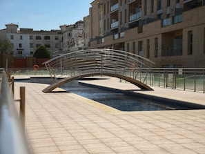 Gebäude, Fenster, Himmel, Urban Design, Wasser, Holz, Verbundwerkstoff, Brücke, Strassenbelag, Stadt