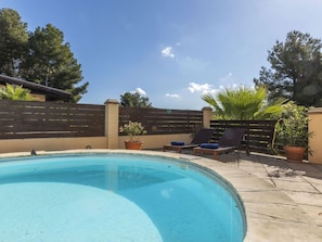 Schwimmbad, Gartenmöbel, Möbel, Resort, Schatten, Verbundwerkstoff, Stuhl, Eco Hotel, Regenschirm, Sonnenliege