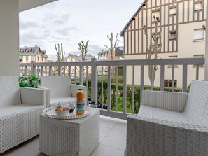 Möbel, Eigentum, Himmel, Gebäude, Tabelle, Wolke, Stuhl, Interior Design, Pflanze, Gartenmöbel