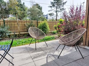 Plante, Propriété, Meubles, Ciel, Arbre, Chaise, Mobilier De Jardin, Herbe, Fleur, Rectangle