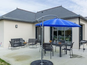 Eigentum, Möbel, Himmel, Wolke, Gebäude, Schatten, Stuhl, Gartenmöbel, Die Architektur, Pflanze
