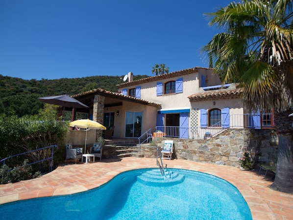 Plante, L'Eau, Bâtiment, Propriété, Ciel, Fenêtre, Bleu Azur, Bleu, Piscine, Arbre
