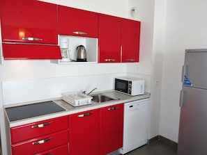 Cabinetry, Eigentum, Countertop, Sinken, Produkt, Zapfhahn, Küchengerät, Interior Design, Küche, Herd